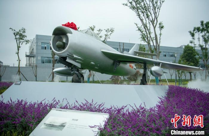 園林式戰(zhàn)斗機(jī)博物館內(nèi)展示的“殲5甲”飛機(jī)。　劉忠俊 攝