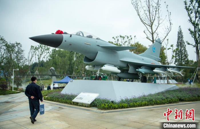 園林式戰(zhàn)斗機(jī)博物館內(nèi)展示的“殲10C”飛機(jī)。　劉忠俊 攝