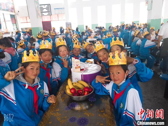 圖為加查縣安繞鎮(zhèn)小學(xué)學(xué)生集體過六一兒童節(jié)?！“怖@鎮(zhèn)小學(xué)供圖