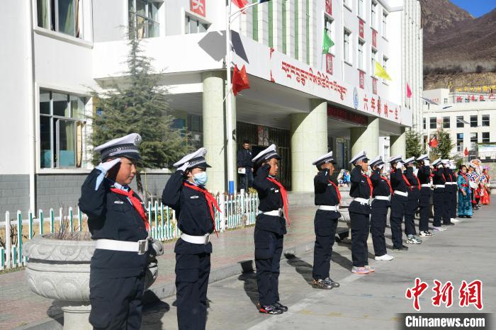 圖為加查縣安繞鎮(zhèn)小學(xué)學(xué)生爭當(dāng)“小交警”體驗交警工作?！∝暩聛硭?攝