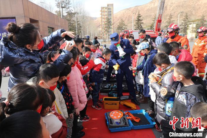 圖為小朋友們聽消防員講解消防器材?！铨埥?攝