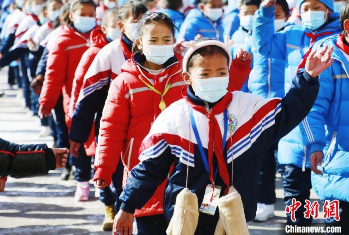圖為學(xué)生跳起歡快的藏族舞蹈迎接新學(xué)期?！●R銘言 攝