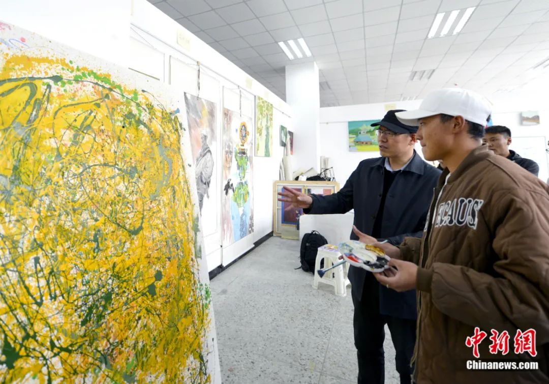 劉洋在課堂上指導(dǎo)學(xué)生繪畫技巧。<a target='_blank' href='/'><p  align=