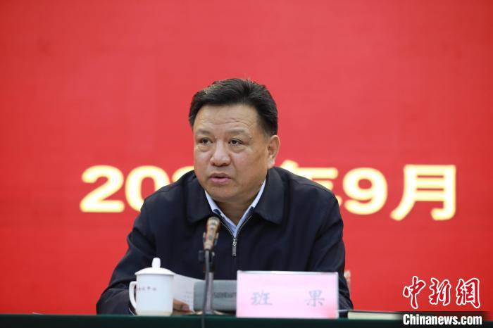圖為青海省委常委、統(tǒng)戰(zhàn)部部長班果出席會議并講話?！『F龍 攝