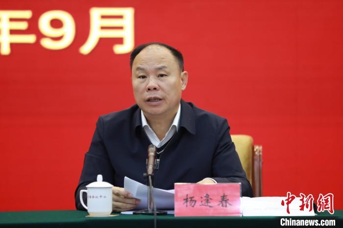 圖為青海省副省長楊逢春主持會議并講話?！『F龍 攝