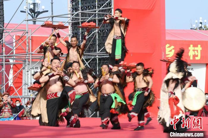 圖為少數(shù)民族舞蹈展演?！×赫赵?攝