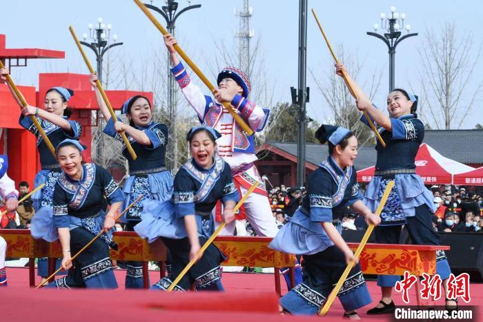 圖為廣西壯族打扁擔(dān)展演?！×赫赵?攝