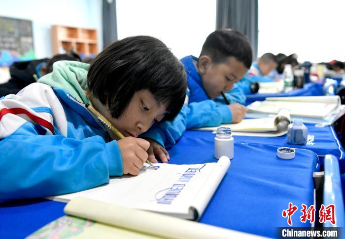 3月14日，西藏拉薩市第一小學(xué)一年級(jí)六班的學(xué)生們在藏語文課上書寫藏文。　李林 攝