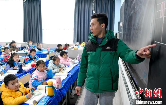 3月14日，西藏拉薩市第一小學(xué)藏語文老師拉巴次仁在課堂上?！±盍?攝