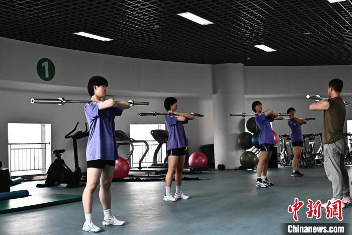 圖為全國青少年女排在天津進行集訓?！√旖蝮w育學院供圖