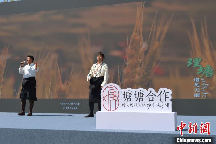 “康巴漢子”現(xiàn)場(chǎng)獻(xiàn)唱?！≈炝杞?攝