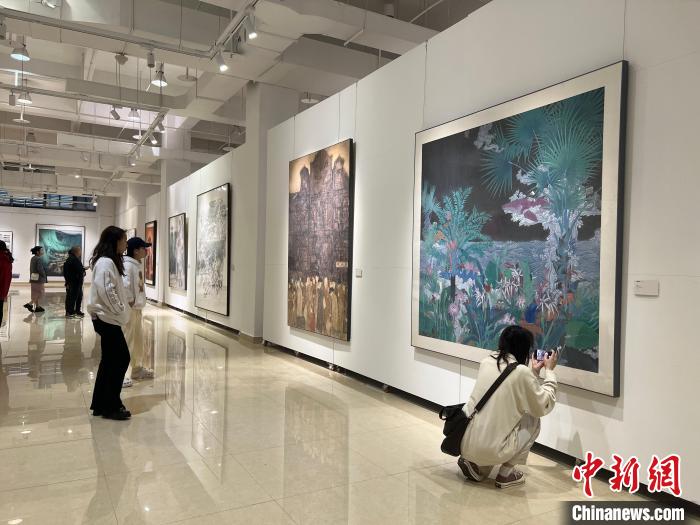 圖為全國(guó)青年教師中國(guó)畫(huà)學(xué)術(shù)邀請(qǐng)展吸引學(xué)生觀展?！＄婌?攝