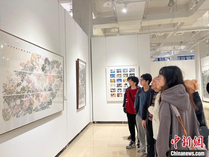 圖為全國(guó)青年教師中國(guó)畫(huà)學(xué)術(shù)邀請(qǐng)展現(xiàn)場(chǎng)?！＄婌?攝