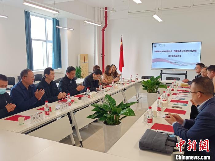 圖為座談會議現(xiàn)場?！「裆?攝