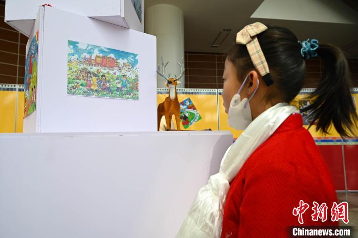 圖為學(xué)生參觀(guān)繪畫(huà)展?！≮w朗 攝