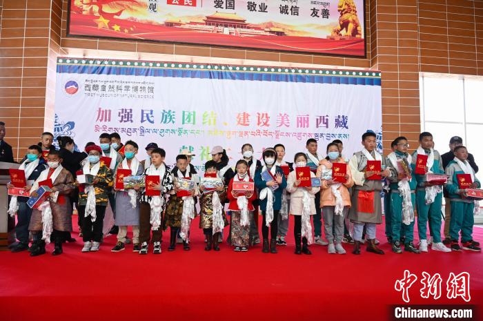 圖為部分獲獎(jiǎng)學(xué)生合影?！≮w朗 攝