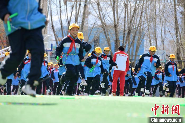 圖為學(xué)生在跳繩教練齊景龍的指導(dǎo)下做準(zhǔn)備運(yùn)動(dòng)?！∝暩聛硭?攝
