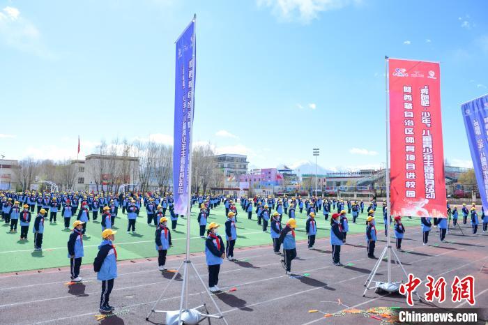 圖為學(xué)生在跳繩教練齊景龍的指導(dǎo)下做準(zhǔn)備運(yùn)動(dòng)。　貢嘎來松 攝