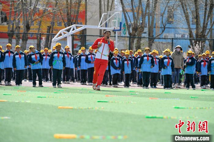 圖為學(xué)生在跳繩教練齊景龍的指導(dǎo)下做準(zhǔn)備運(yùn)動(dòng)?！∝暩聛硭?攝