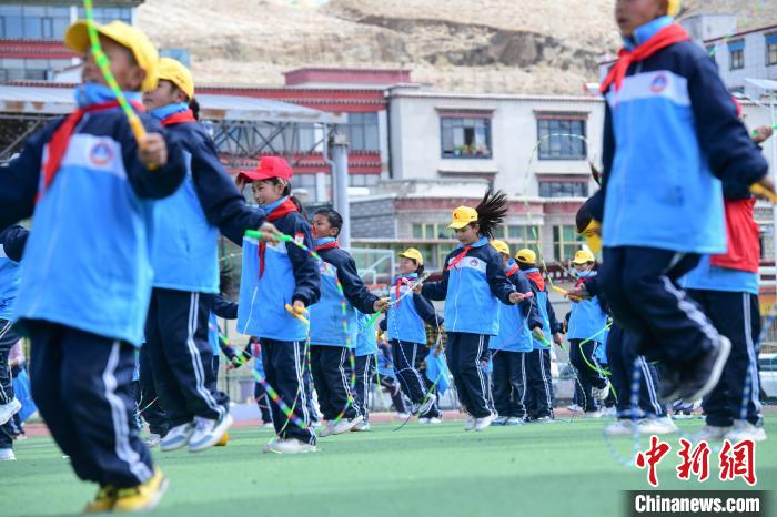 圖為學(xué)生正在練習(xí)跳繩?！∝暩聛硭?攝