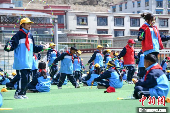圖為學(xué)生正在練習(xí)跳繩?！∝暩聛硭?攝