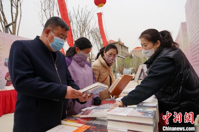 圖為民眾在活動現(xiàn)場購書?！●R銘言 攝