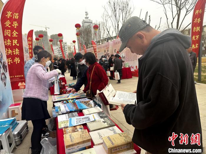 圖為民眾在活動現(xiàn)場讀書、購書?！±铍h 攝