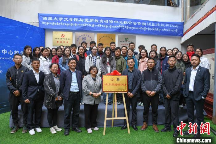 圖為揭牌儀式上合影?！∝暩聛硭?攝