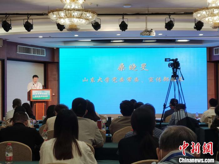 山東大學(xué)黨委常委、宣傳部部長(zhǎng)桑曉旻在現(xiàn)場(chǎng)致辭?！⊥醪赦?攝