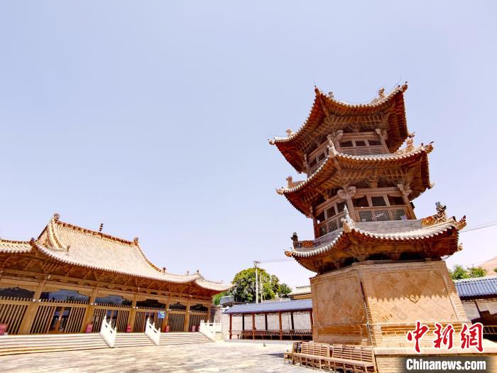 圖為阿河灘清真寺局部?！?zhí)砀?攝