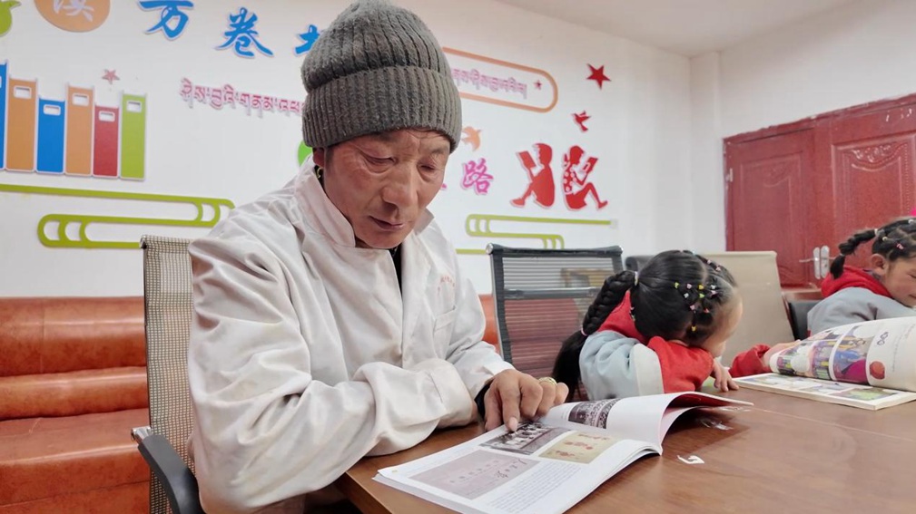 一位當(dāng)?shù)卮迕窈秃⒆觽冊(cè)谀良視堇锉M情享受閱讀時(shí)光。申扎縣融媒體中心供圖