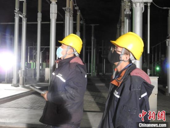 圖為5月10日凌晨，國網(wǎng)青海檢修公司柴達(dá)木換流站運維人員在進行柴拉直流系統(tǒng)停電操作。　姚曉英 攝