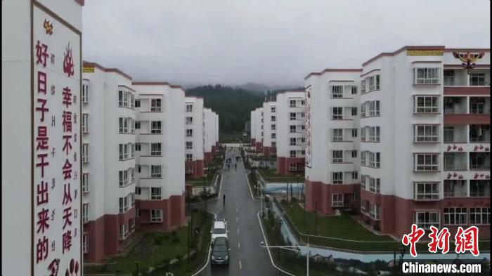 越西縣最大的易地扶貧搬遷安置點——城北感恩社區(qū)?！『武?攝