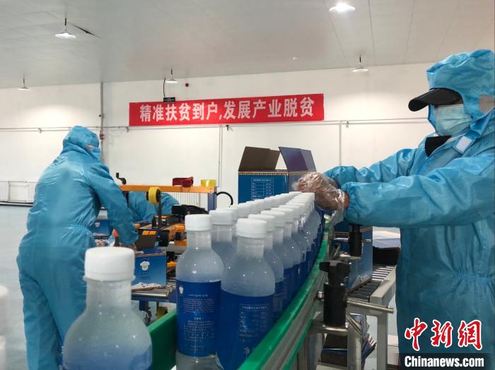 圖為阿里地區(qū)措勤縣某飲用水加工公司，該公司以“基地+公司+貧困民眾”為運(yùn)營(yíng)模式，帶動(dòng)貧困民眾68戶232人?！≈x牧 攝