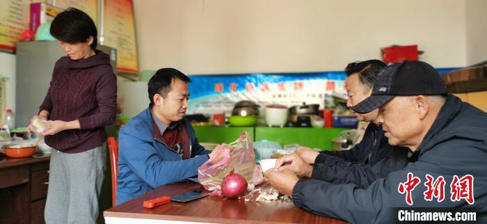 圖為扶貧路上“臨時一家人”準備午餐?！∥航ㄜ?攝