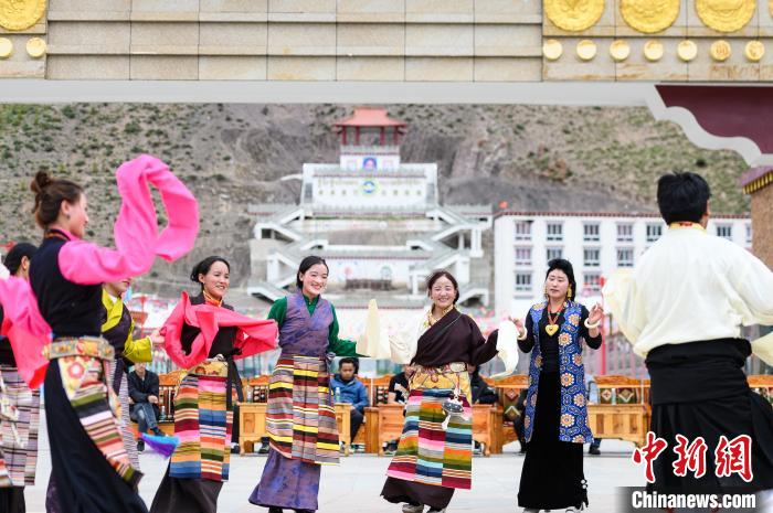 圖為西藏昌都市洛隆縣易地搬遷安置點阿托卡小康示范新村村民載歌載舞慶脫貧(資料圖)?！『闻罾?攝