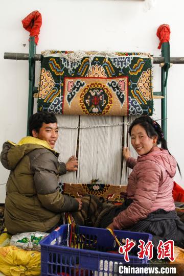 圖為1月15日，在日喀則市謝瑪氆氌農(nóng)村合作社，拉孜村一對夫婦在編織卡墊(資料圖)?！≮w朗 攝