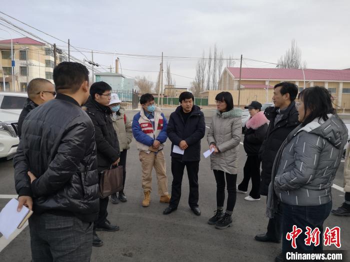 圖為青海大學(xué)工作人員正在現(xiàn)場考察該項(xiàng)目進(jìn)行情況?！±罱瓕?攝