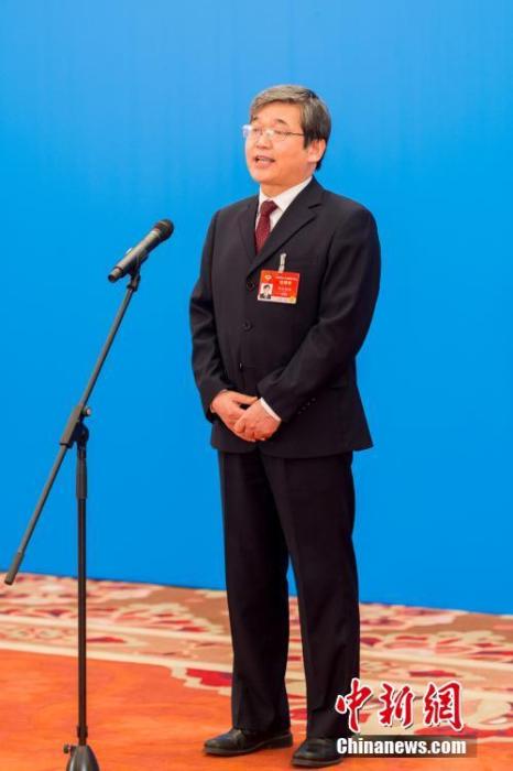 3月10日，全國(guó)政協(xié)十三屆四次會(huì)議第三場(chǎng)“委員通道”采訪活動(dòng)在北京人民大會(huì)堂新聞發(fā)布廳舉行。圖為全國(guó)政協(xié)委員阿拉坦倉(cāng)通過(guò)網(wǎng)絡(luò)視頻方式接受媒體采訪。<a target='_blank' ><p  align=