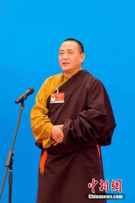 3月10日，全國(guó)政協(xié)十三屆四次會(huì)議第三場(chǎng)“委員通道”采訪活動(dòng)在北京人民大會(huì)堂新聞發(fā)布廳舉行。圖為全國(guó)政協(xié)委員洛桑山丹通過(guò)網(wǎng)絡(luò)視頻方式接受媒體采訪。<a target='_blank' ><p  align=