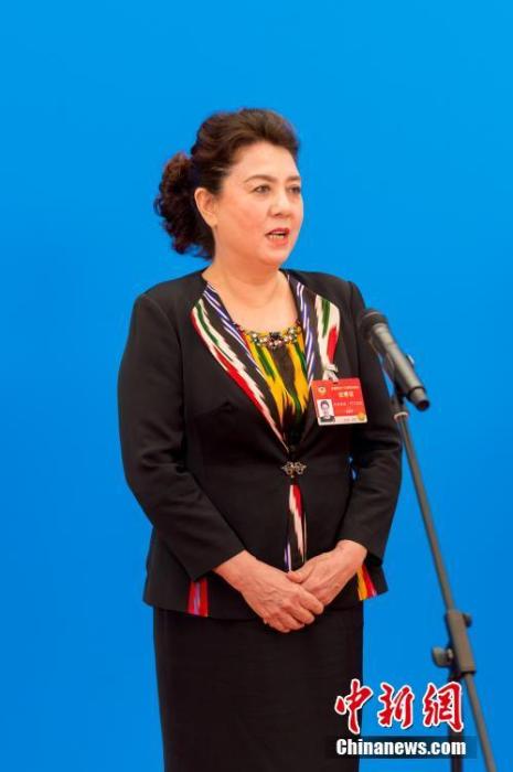 3月10日，全國(guó)政協(xié)十三屆四次會(huì)議第三場(chǎng)“委員通道”采訪活動(dòng)在北京人民大會(huì)堂新聞發(fā)布廳舉行。圖為全國(guó)政協(xié)委員古麗帕麗·阿不都拉通過(guò)網(wǎng)絡(luò)視頻方式接受媒體采訪。<a target='_blank' ><p  align=