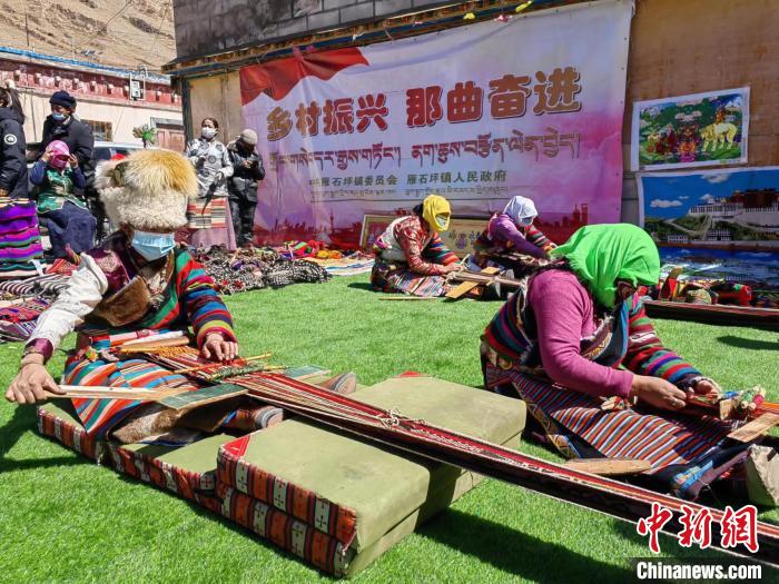 圖為2022年，安多縣雁石坪鎮(zhèn)“鄉(xiāng)村振興那曲奮進(jìn)”編織技藝比賽現(xiàn)場。資料圖 那曲市“鄉(xiāng)村振興 那曲奮進(jìn)”活動辦供圖