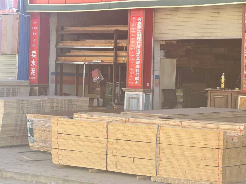 白朗縣頗羅鼐大道西段人行道擺放建材。圖片由留言網(wǎng)友提供