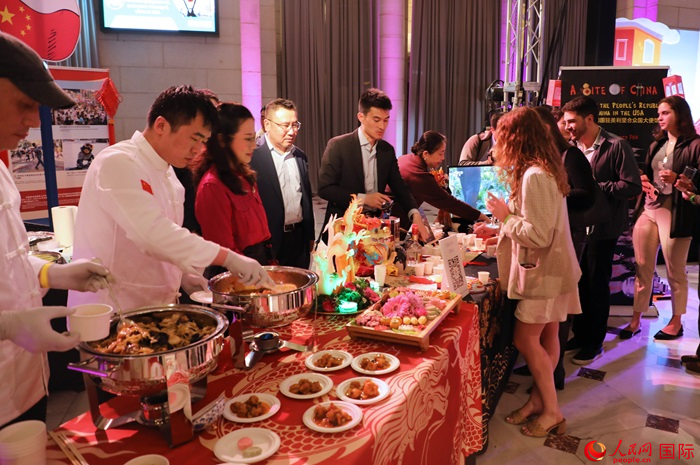 使館工作人員詳細(xì)為現(xiàn)場(chǎng)美食家和來賓講解菜品色香味特點(diǎn)、原料特色、烹制手法及其中蘊(yùn)含的中華美食文化。人民網(wǎng)記者 李志偉攝