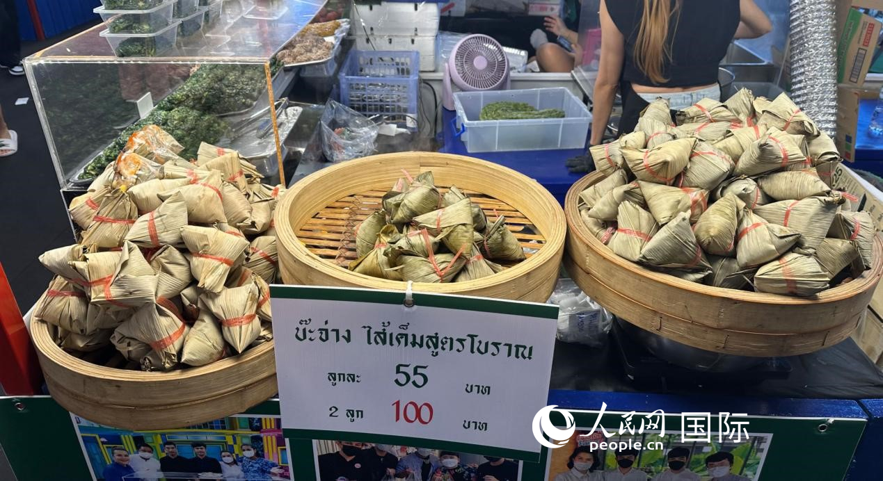 泰國(guó)街頭小吃店售賣粽子。人民網(wǎng)記者 簡(jiǎn)承淵攝