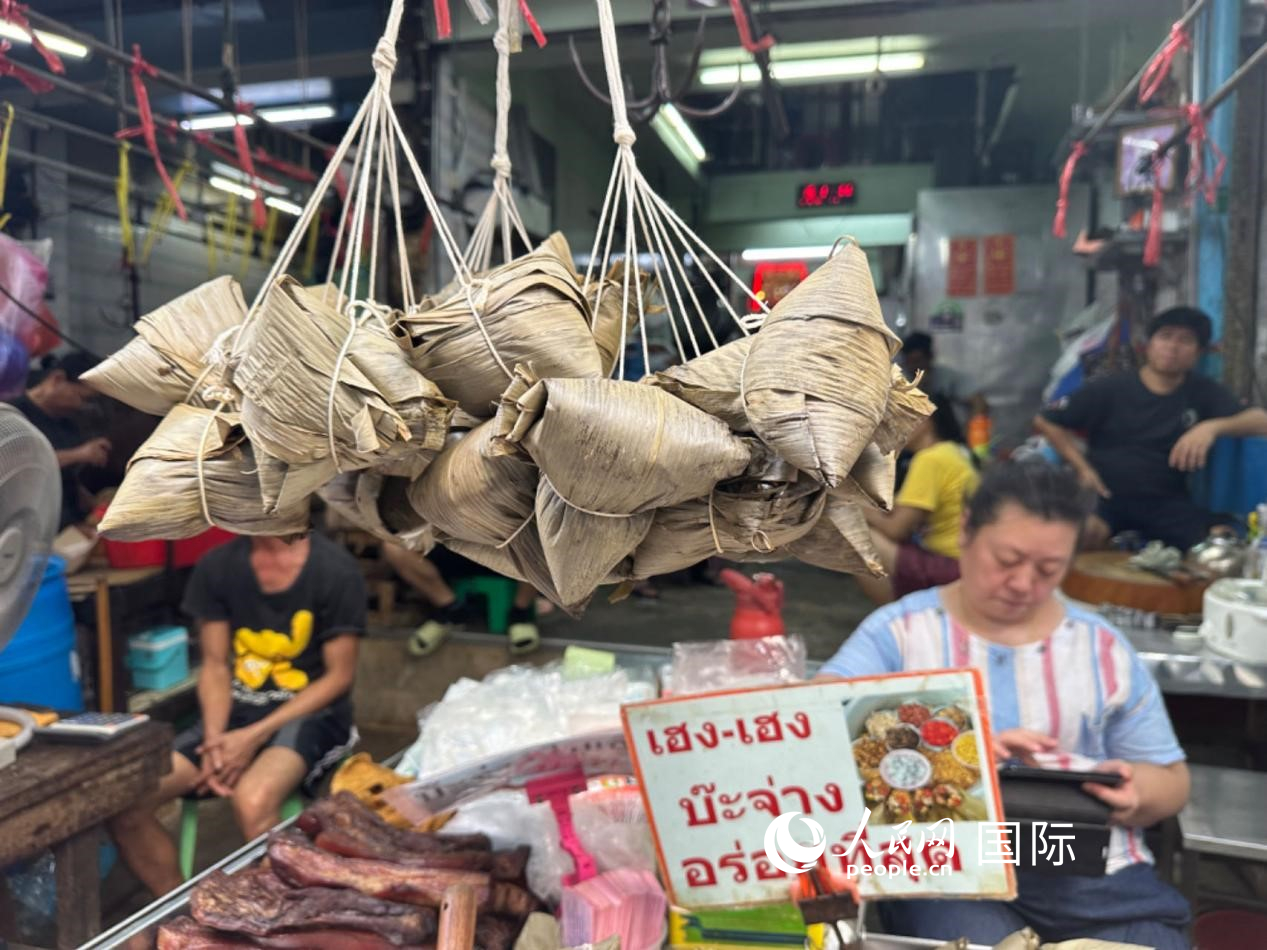 唐人街店鋪售賣的粽子。人民網(wǎng)記者 簡(jiǎn)承淵攝