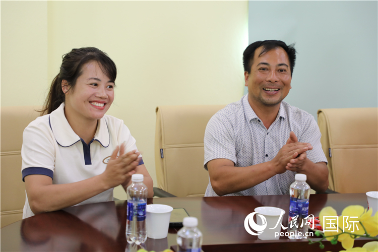 越南沙巴市黃連寄宿制民族小學(xué)老師阮氏秋姮、阮文享。人民網(wǎng)記者簡(jiǎn)承淵攝