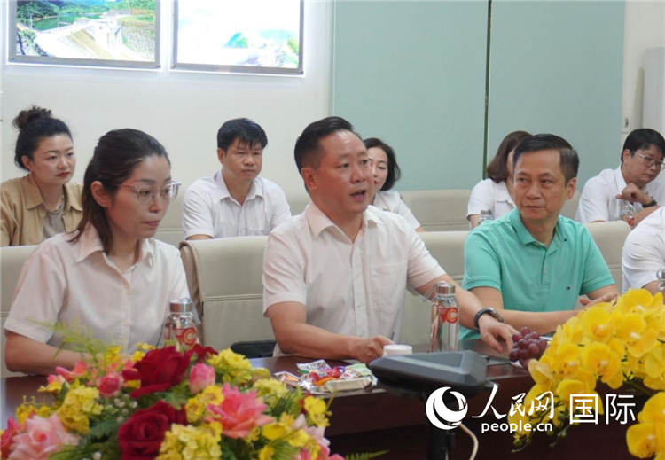 越中電力公司董事長(zhǎng)李志雄（前排左二）介紹越南電力情況。葛沙莎攝