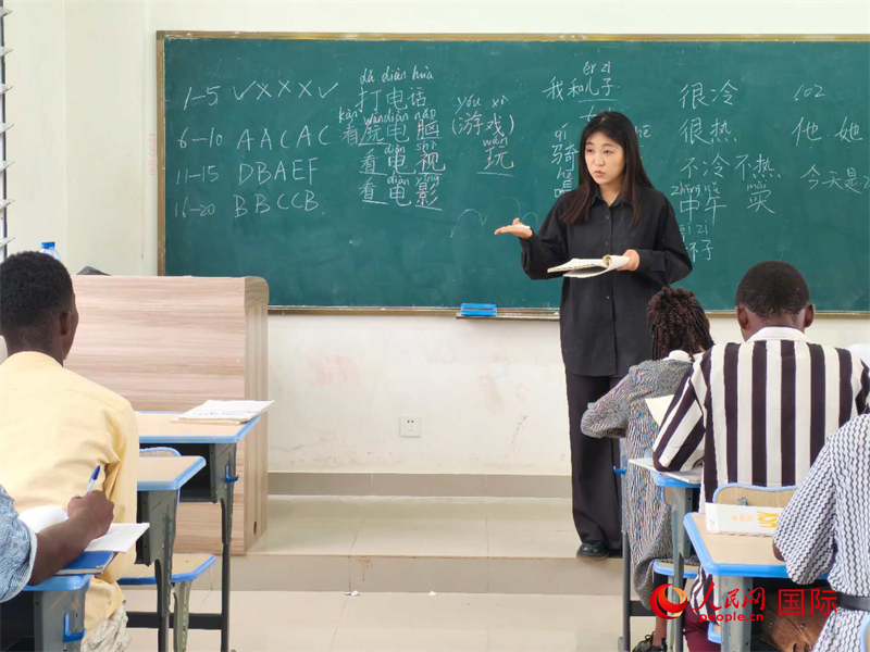 中國老師在給學(xué)生們講課。人民網(wǎng)記者 黃培昭攝