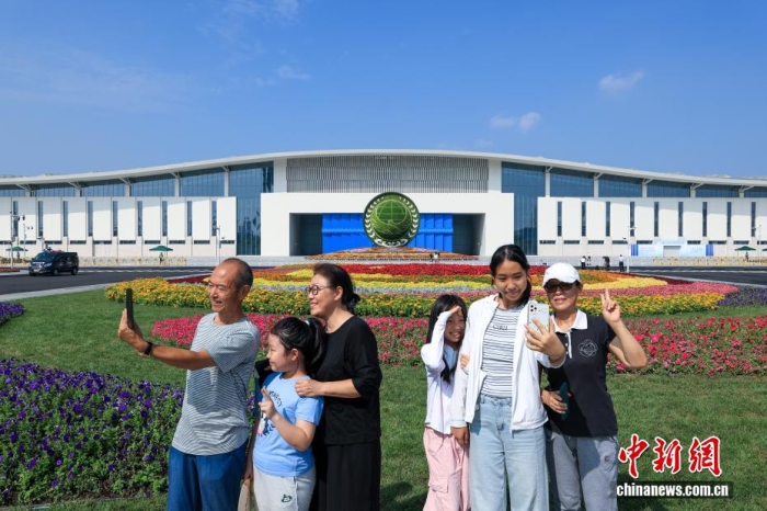 8月31日，天津，市民在2025年上海合作組織峰會(huì)主會(huì)場(chǎng)外自拍。當(dāng)日，2025年上海合作組織峰會(huì)在天津舉行。<a target='_blank' href='/'><p  align=